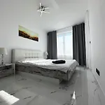 Admiral Plaza , Large Swimming Pool , 5 Min Walking To The Appartamento *