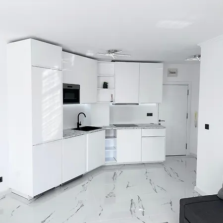 Apartment Admiral Plaza , Large Swimming Pool , 5 Min Walking To The