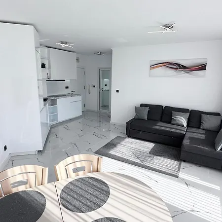 Admiral Plaza , Large Swimming Pool , 5 Min Walking To The Appartement Slantchev Briag