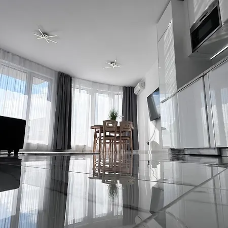 Admiral Plaza , Large Swimming Pool , 5 Min Walking To The Apartment *