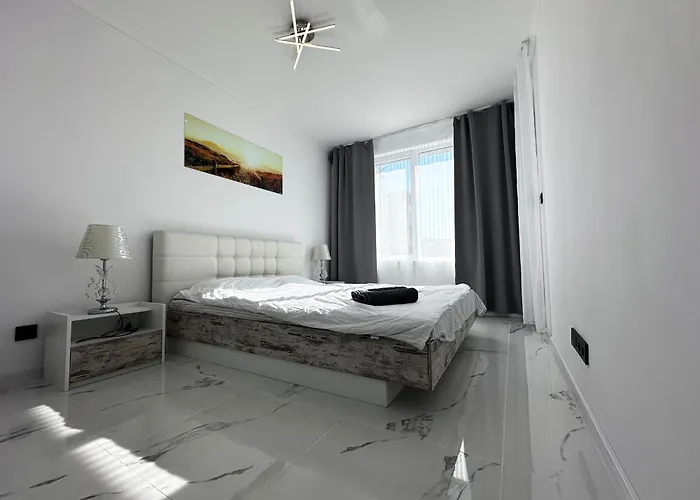 Admiral Plaza , Large Swimming Pool , 5 Min Walking To The Appartement *