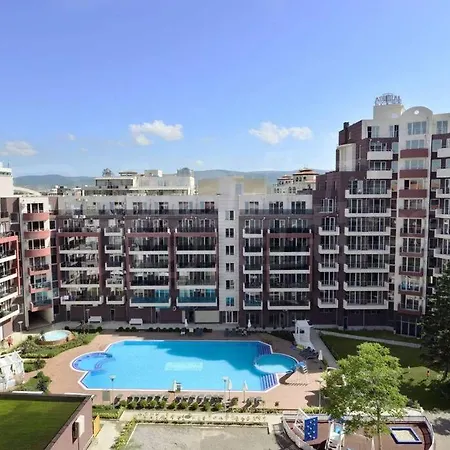 Апартаменти Admiral Plaza , Large Swimming Pool , 5 Min Walking To The