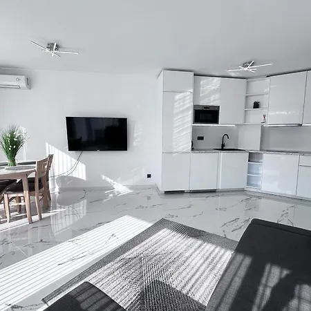 Apartmán Admiral Plaza , Large Swimming Pool , 5 Min Walking To The