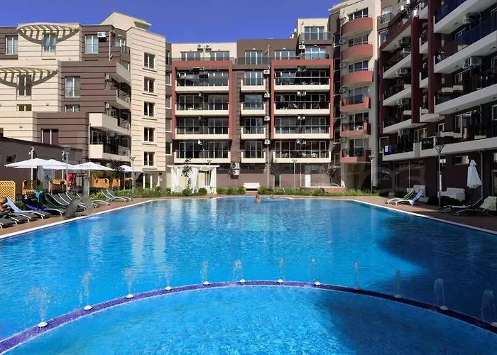 Admiral Plaza , Large Swimming Pool , 5 Min Walking To The Apartment *