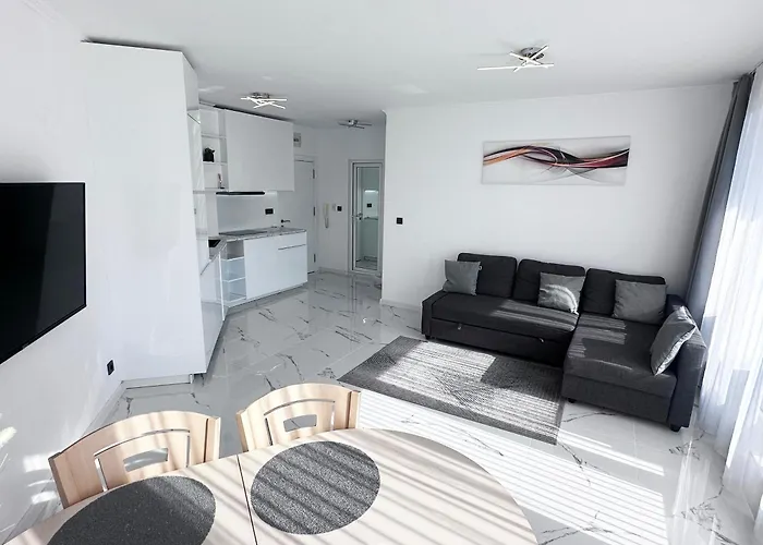 Admiral Plaza , Large Swimming Pool , 5 Min Walking To The Apartment Slantschew brjag