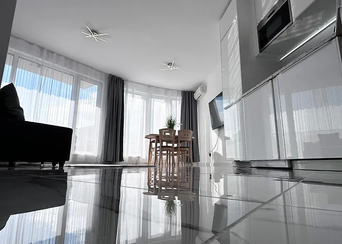 Admiral Plaza , Large Swimming Pool , 5 Min Walking To The Apartment *